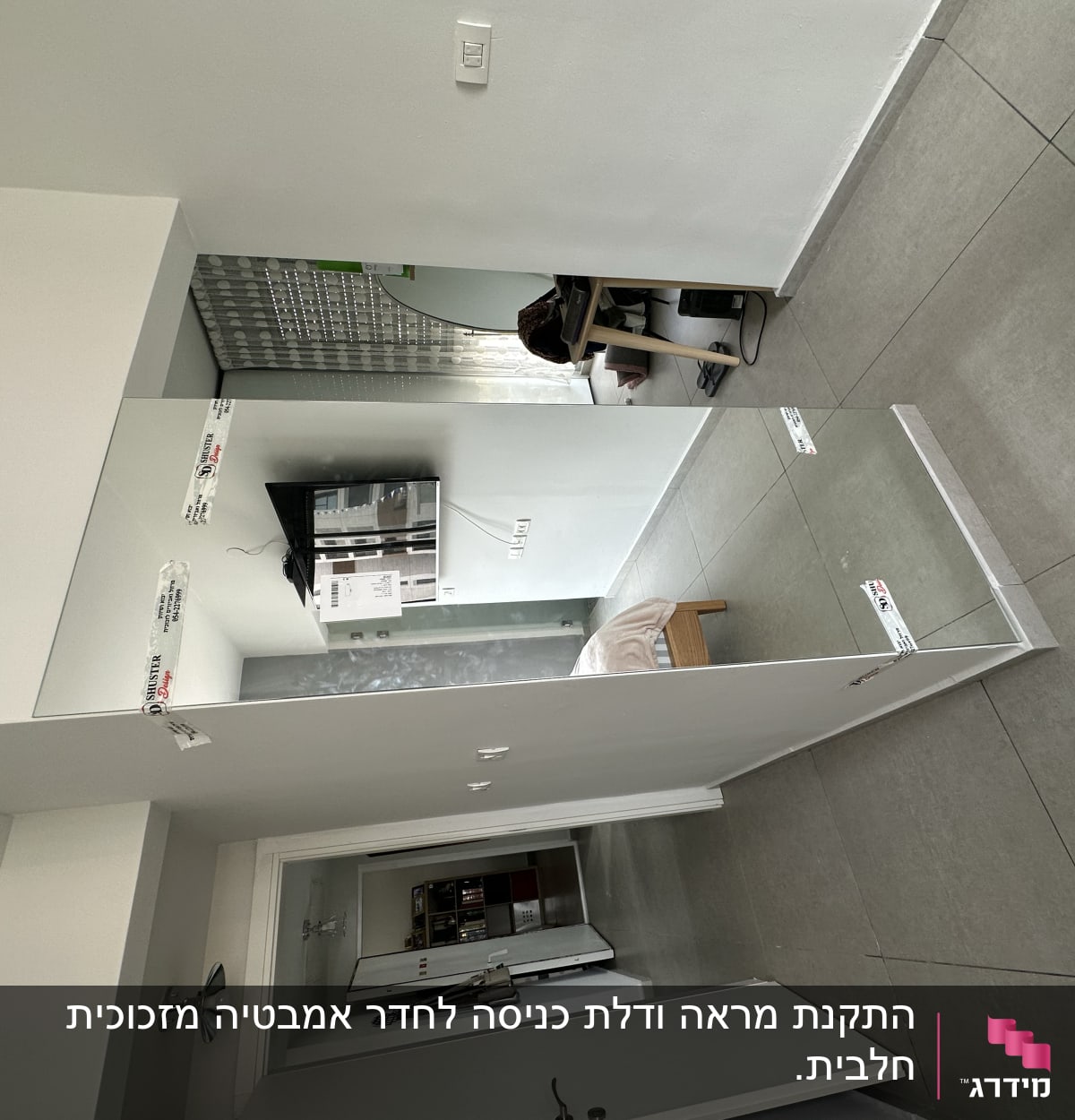 מראה גדולה על קיר עם מדבקות